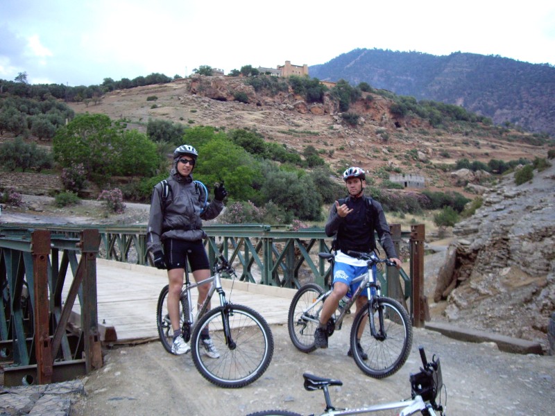 arrivée du VTT au crépuscule